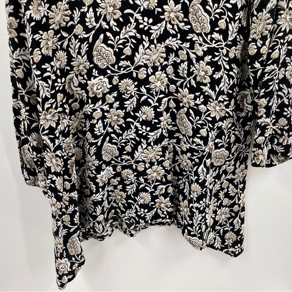 J Jill Rayon Black Cream Floral Blouse 3/4 Sleeve Button Up Shark Bite Hem - Picture 9 of 11
